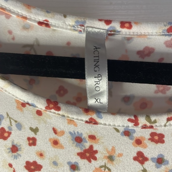 Floral print with pompon detailed short sleeves - Picture 4 of 4